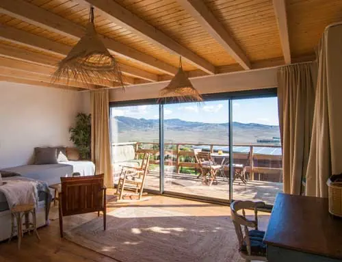 Interiores de casas de madera: El arte de crear espacios cálidos y acogedores