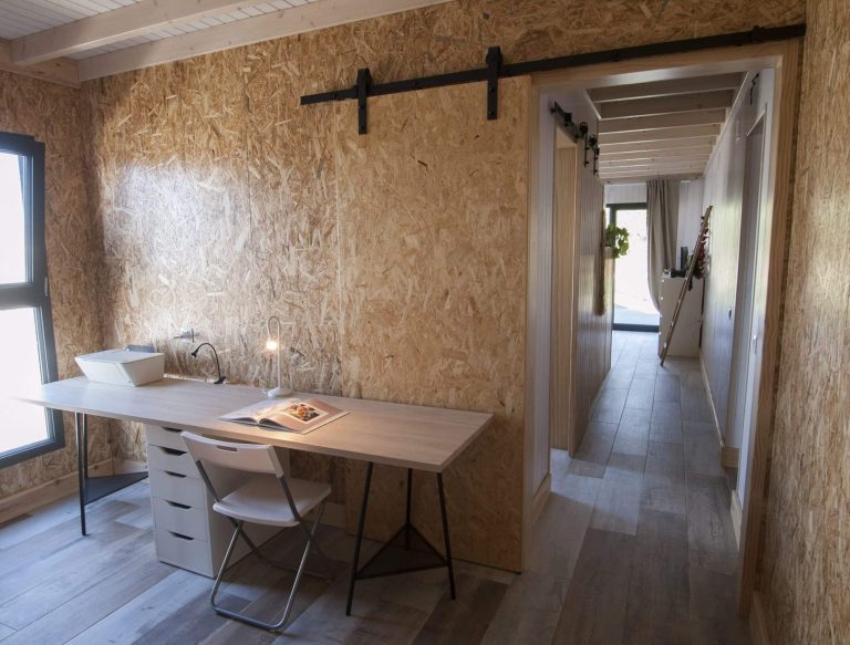 Personaliza las paredes de madera de tu casa prefabricada con estos sencillos pasos