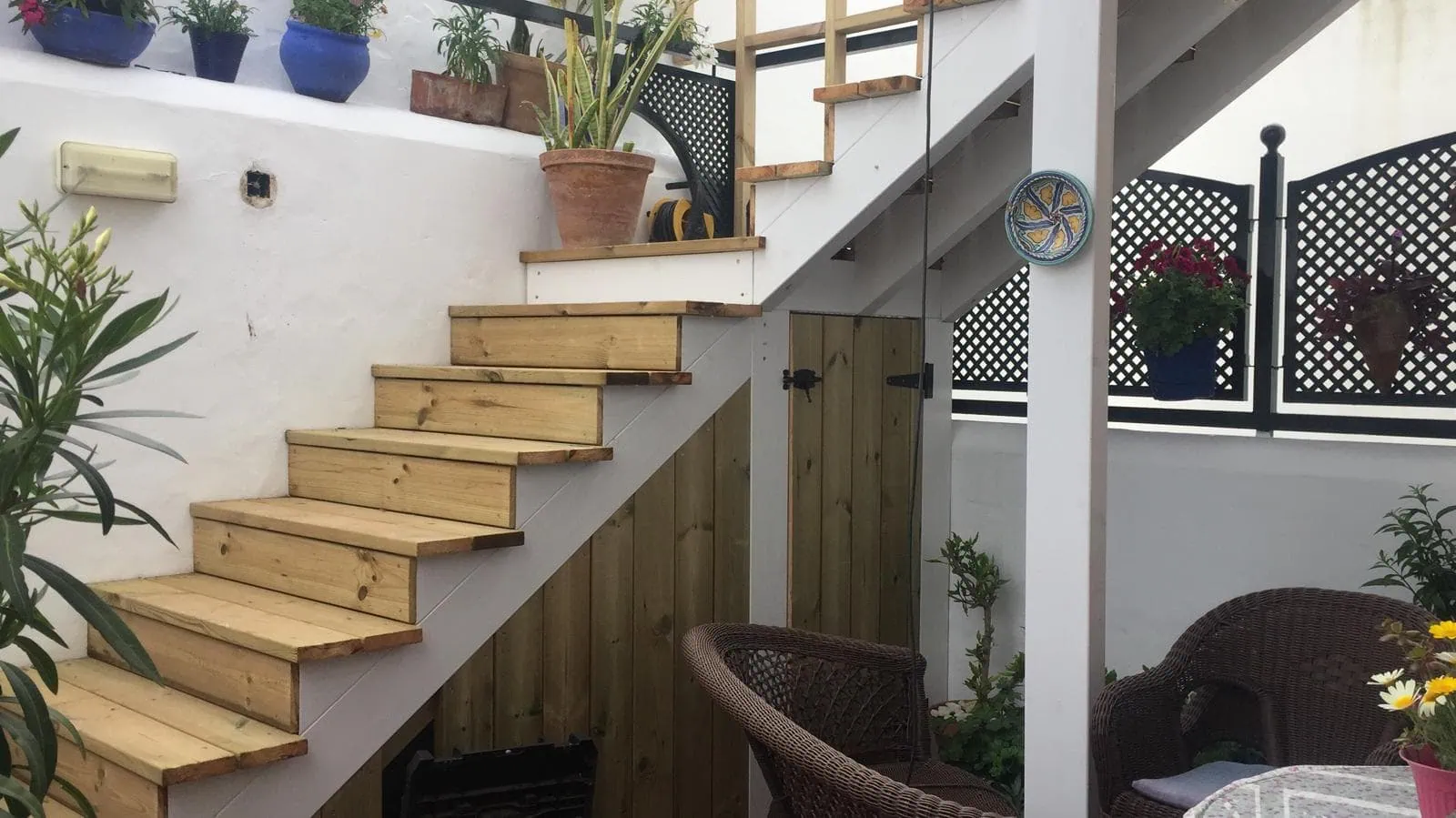 Diseños innovadores de escaleras de madera para casas prefabricadas