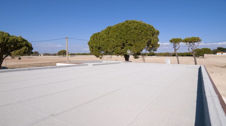 Tela asfáltica: La clave para la impermeabilización en casas de madera prefabricadas