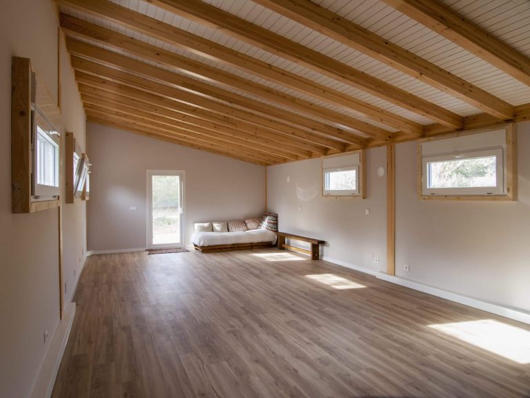 Vigas de madera la base de una estructura sólida 