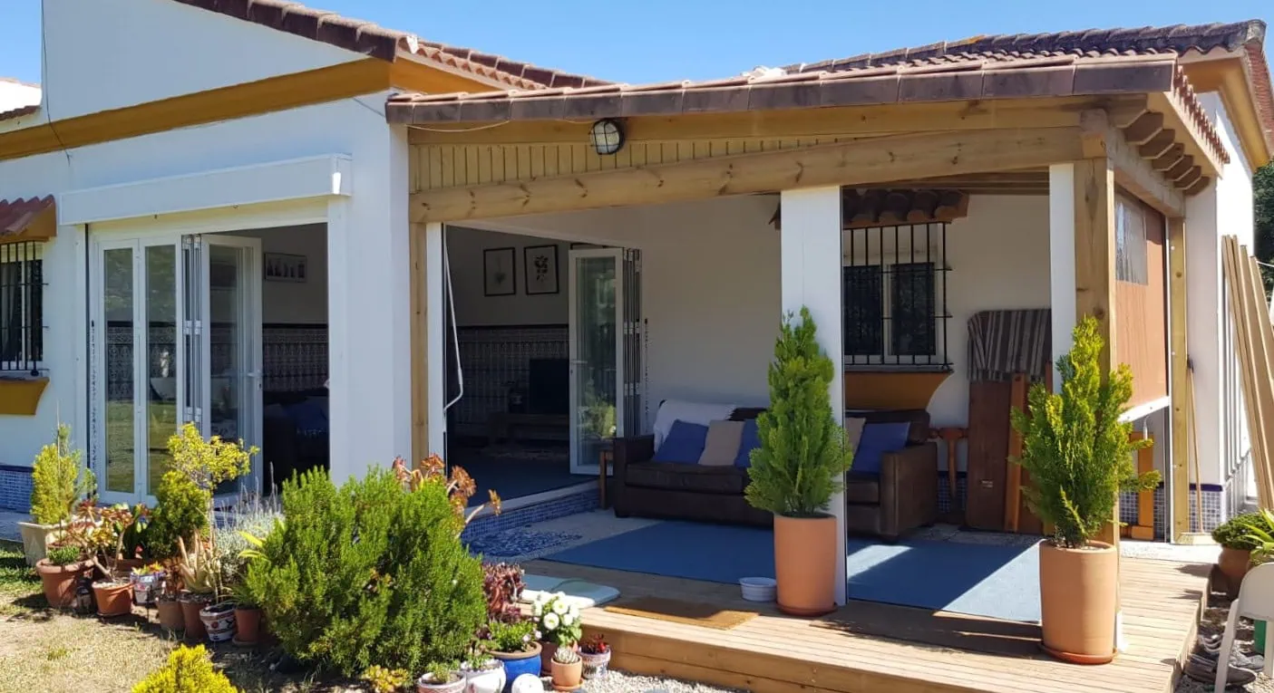 Pérgolas de madera cerradas para crear espacios acogedores