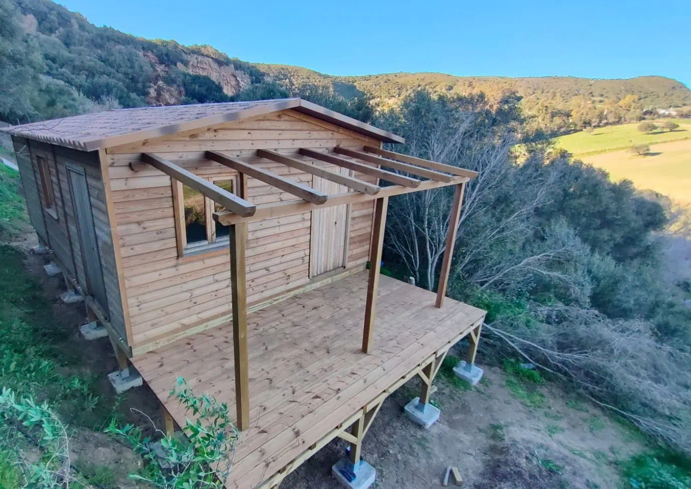 Encanto de una casa de campo de madera para tu refugio ideal